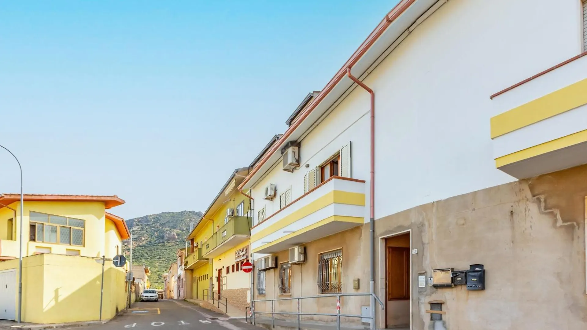 Comfy Old Fashion Apartment With Balcony Gonnesa Italië